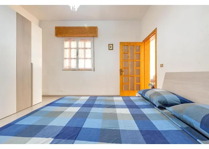 Holly Villa *